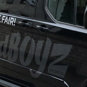 KFZ-Beklebung - Detail der Seitenansicht eines schwarzen Transporters mit einer neuen großflächigen Fahrzeugbeklebung von Badboyz Ballfabrik