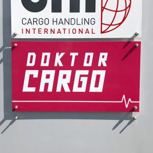 Schild von Doktor Cargo im Detail an eine Stele geschraubt