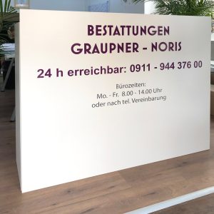 Tresen-Beschriftung am Empfang bei Bestattungen Graupner - Noris in Nürnberg