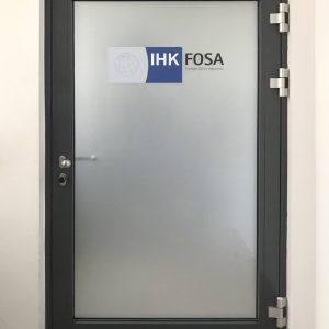 Türfolierung einer Eingangstüre mit anthrazitfarbenen Rahmen für die IHK