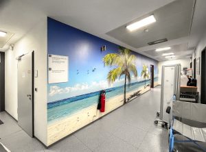 Strandmotiv auf bedruckter Tapete in der Strahlenklinik im Wartebereich