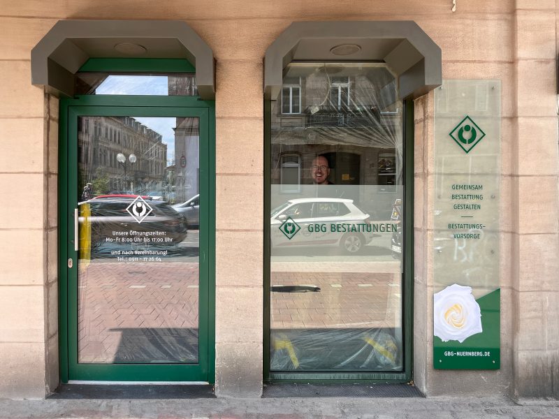 Schaufenster und Schild mit neuer Folienbeschriftung