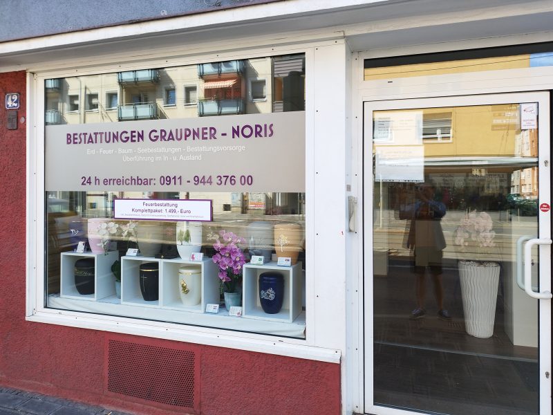 Schaufenster mit Glasdekor-, Plot- und Digitaldruckfolie