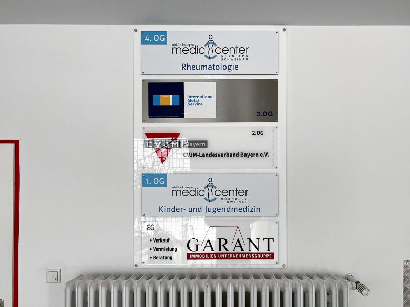 Voll-foliertes Acrylschild für Medic Center