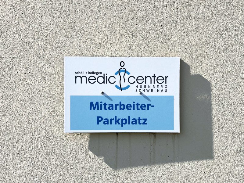 Parkplatzschild für Medic Center