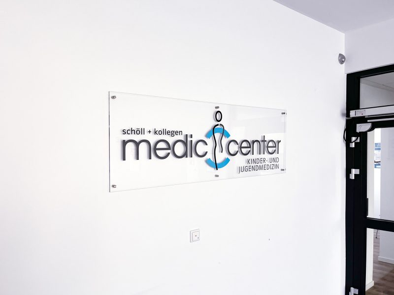 Acrylschild mit geplottetem Logo aus durchgefärbter Folie für Medic Center